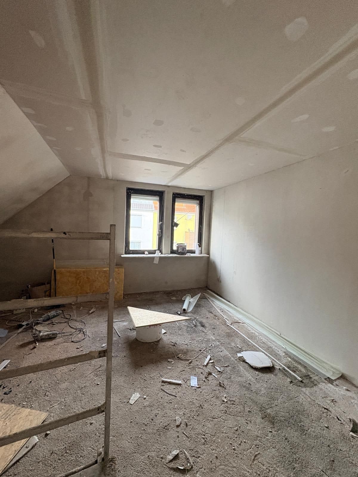 Dachzimmer mit Doppelfenster im Rohzustand vor der Sanierung