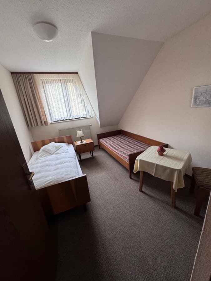 Kleines Gästezimmer unter der Dachschräge mit zwei Betten